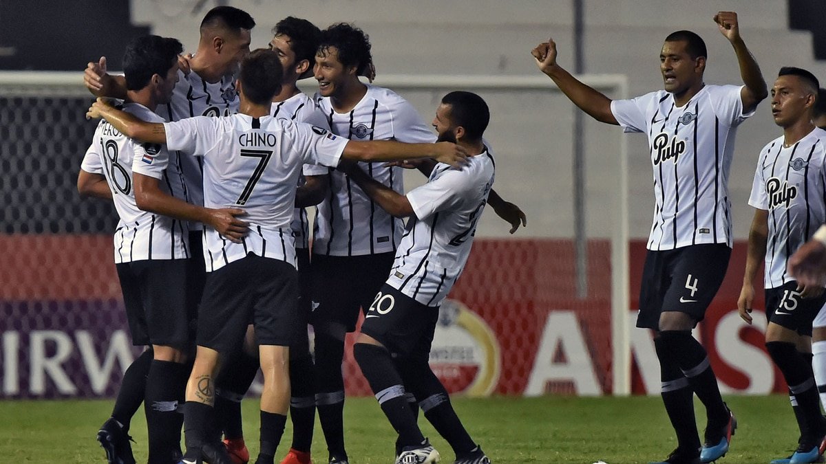 A Libertadores viu um dos melhores gols de sua hist&oacute;ria: &Oacute;scar Cardozo, direto do c&iacute;rculo central
