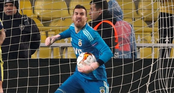 Uma defesa&ccedil;a em cobran&ccedil;a de p&ecirc;nalti deixa o Fener pr&oacute;ximo do crime contra o Zenit na Liga Europa