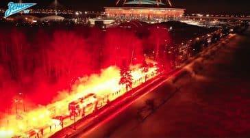 A torcida do Zenit criou um “corredor de fogo” absolutamente fantástico ao ônibus do time