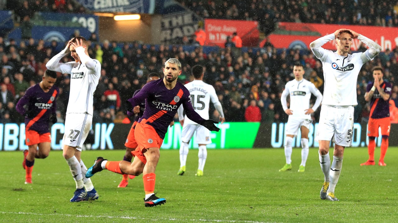 Manchester City mant&eacute;m vivo sonho de quatro t&iacute;tulos na temporada com virada no final contra Swansea