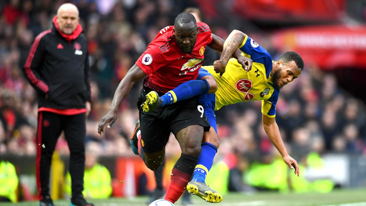Lukaku &eacute; t&atilde;o forte que Bertrand deu uma voadora para derrub&aacute;-lo, mas foi como bater em uma parede