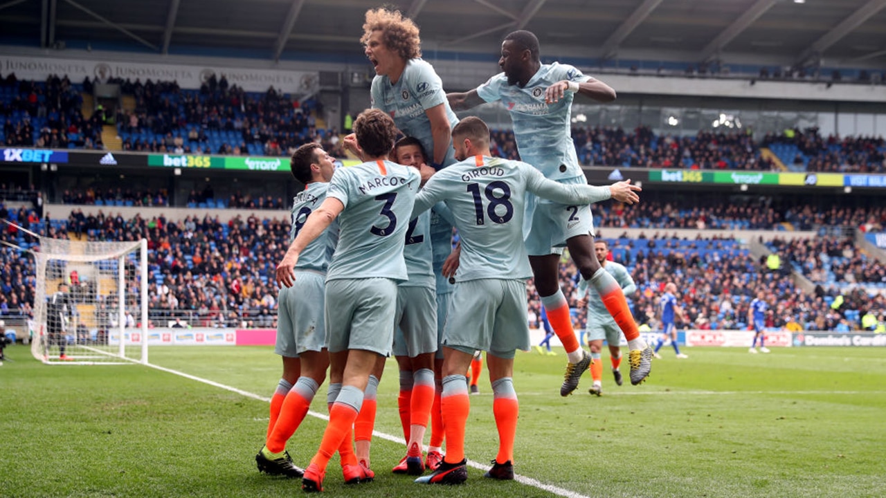 Com virada nos minutos finais, Chelsea vence o Cardiff e encosta no Arsenal