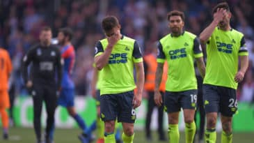 Huddersfield perde para o Crystal Palace por 2 a 0 e é rebaixado na Premier League com seis rodadas de antecedência