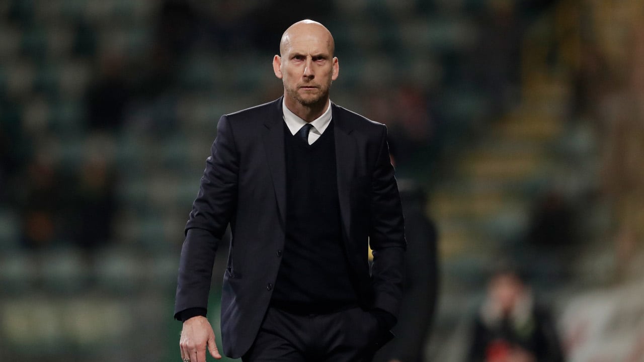 Jaap Stam substitutir&aacute; Van Bronckhorst como t&eacute;cnico do Feyenoord na pr&oacute;xima temporada
