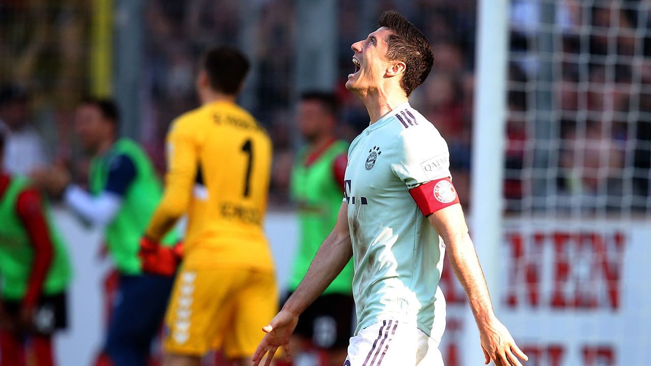 Lewandowski marca gola&ccedil;o mas n&atilde;o evita trope&ccedil;o do Bayern contra valente Freiburg