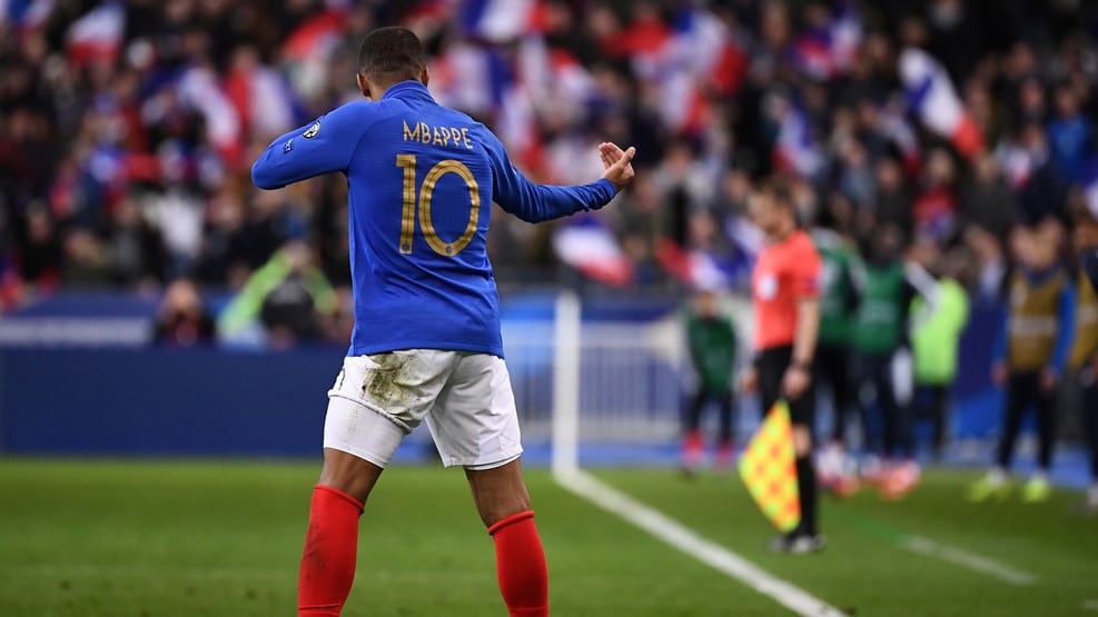 França esbanja talento para golear Islândia com Mbappé, Griezmann e Pogba decisivos