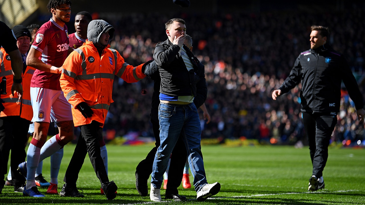 N&atilde;o tem perd&atilde;o: torcedor que agrediu Grealish na segunda divis&atilde;o inglesa ficar&aacute; preso por 14 semanas
