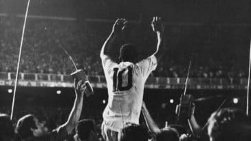 Drummond, Rodrigues, Galeano e mais: A majestade de Pelé segundo 11 craques das letras