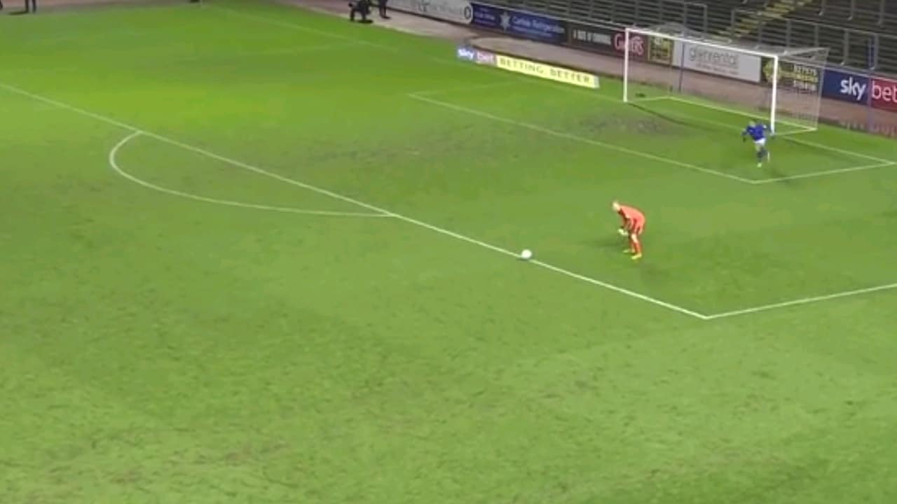 Desaten&ccedil;&atilde;o de goleiro do Notts County causa gol bizarro na quarta divis&atilde;o inglesa