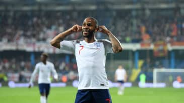 Sterling brilha mais uma vez pela Inglaterra, agora ao lado de Hudson-Odoi, em goleada sobre Montenegro
