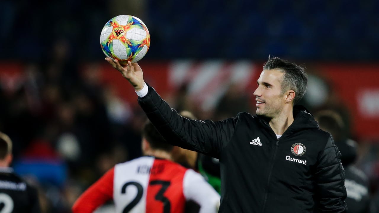 Capit&atilde;o, &iacute;dolo, craque e goleador: Van Persie desfila talento em tripleta pelo Feyenoord