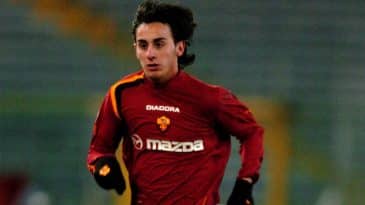 Aquilani lembra que precisou da ajuda do árbitro para tocar na bola em sua estreia na Serie A