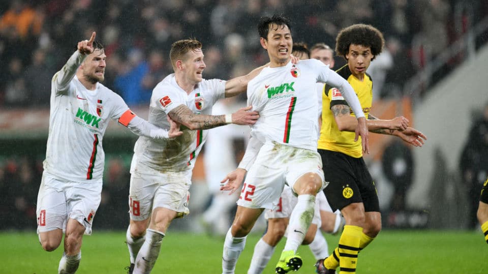 Em outra atua&ccedil;&atilde;o sofr&iacute;vel, o Dortmund perde para o Augsburg e abre alas no topo da tabela