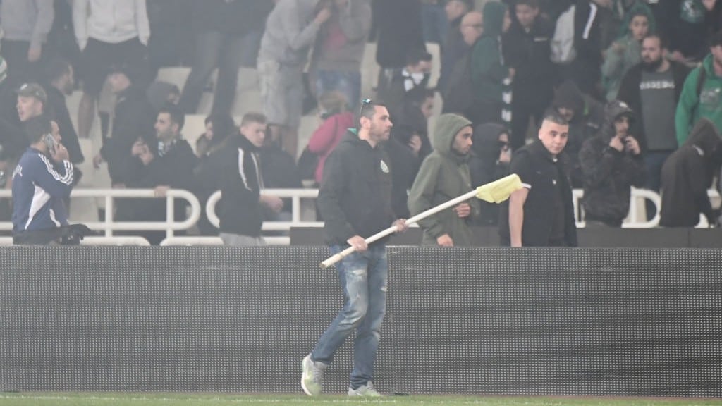 Novas cenas de viol&ecirc;ncia no futebol grego interrompem cl&aacute;ssico entre Panathinaikos e Olympiacos