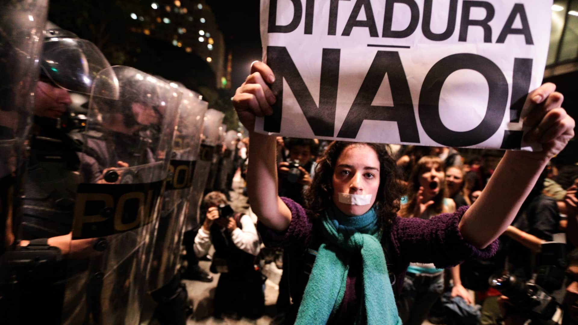 Ditadura nunca mais: as rela&ccedil;&otilde;es entre futebol e a ditadura militar no Brasil