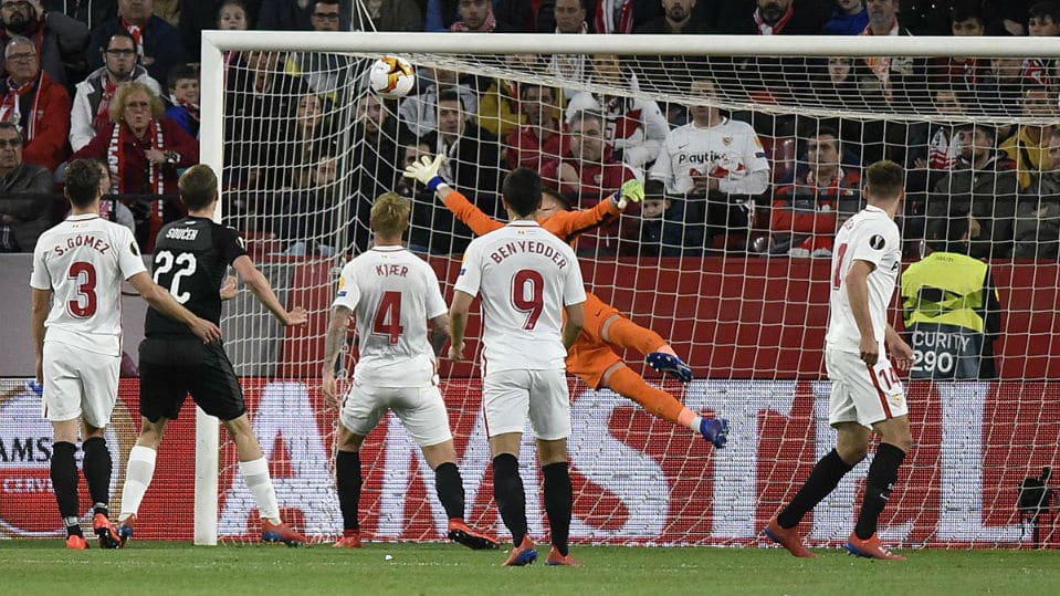 &Eacute; dif&iacute;cil entender o que aconteceu no gol bizarro que deu o empate ao Slavia contra o Sevilla