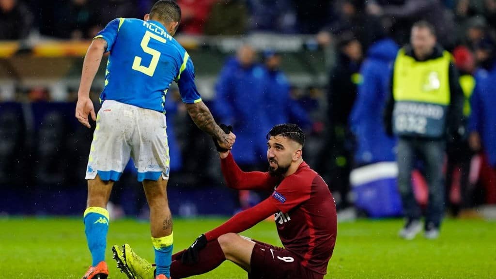 Salzburg n&atilde;o quis saber da desvantagem e pressionou at&eacute; quase complicar o Napoli