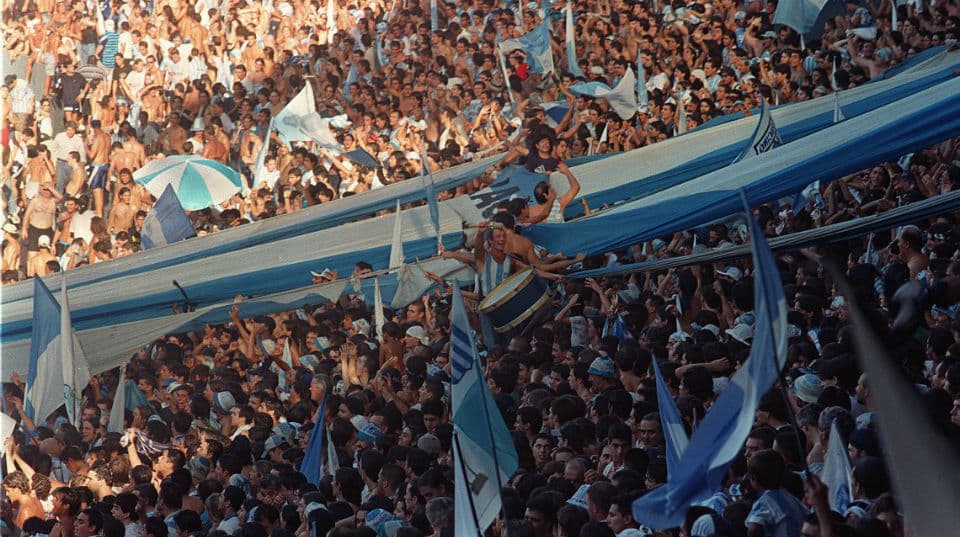 Um emblema da paix&atilde;o ao futebol: O dia em que a torcida do Racing impediu a extin&ccedil;&atilde;o do clube