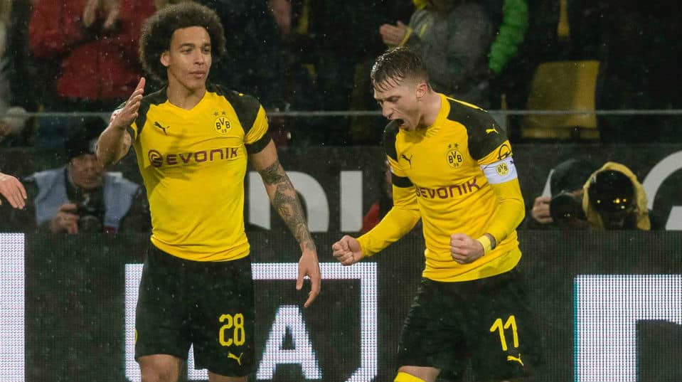 Mesmo sem a lideran&ccedil;a, o Dortmund arrancou uma vit&oacute;ria suada para seguir emparelhado ao Bayern