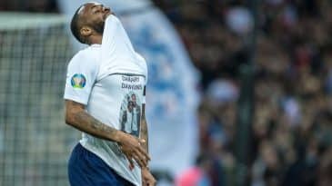 Sterling anota tripleta e faz homenagem a garoto de 13 anos que morreu de leucemia