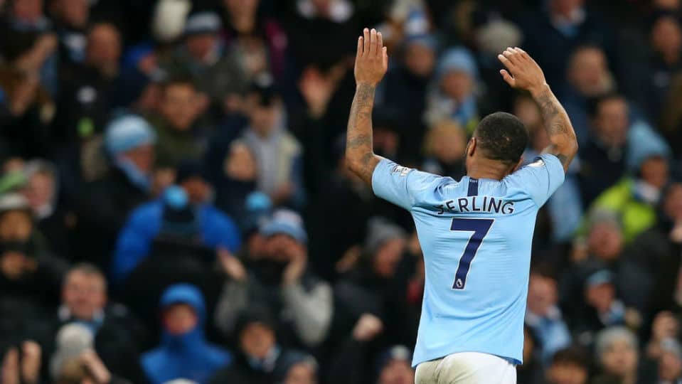 Sterling assinalou um hat-trick e o City eleva a press&atilde;o sobre o Liverpool, abrindo vantagem na lideran&ccedil;a