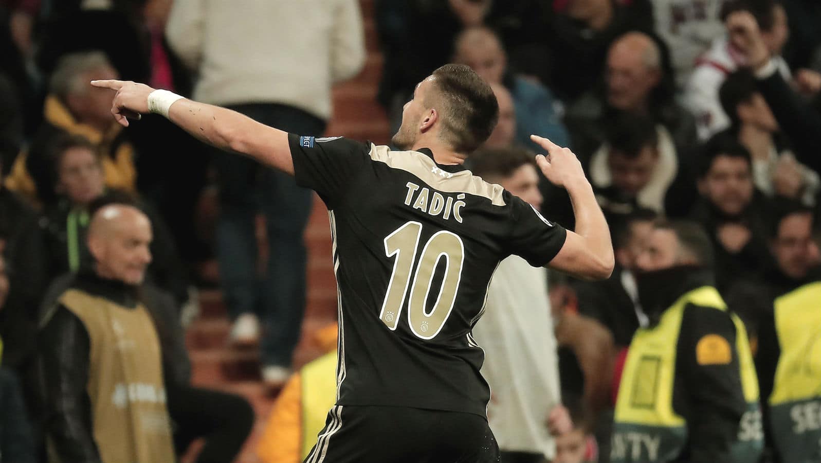 Tadic bateu de frente com a dire&ccedil;&atilde;o do Ajax e deixou o clube onde &eacute; lenda