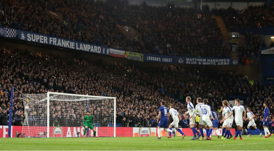 A linda cobran&ccedil;a de falta de Willian abrilhantou o triunfo seguro do Chelsea