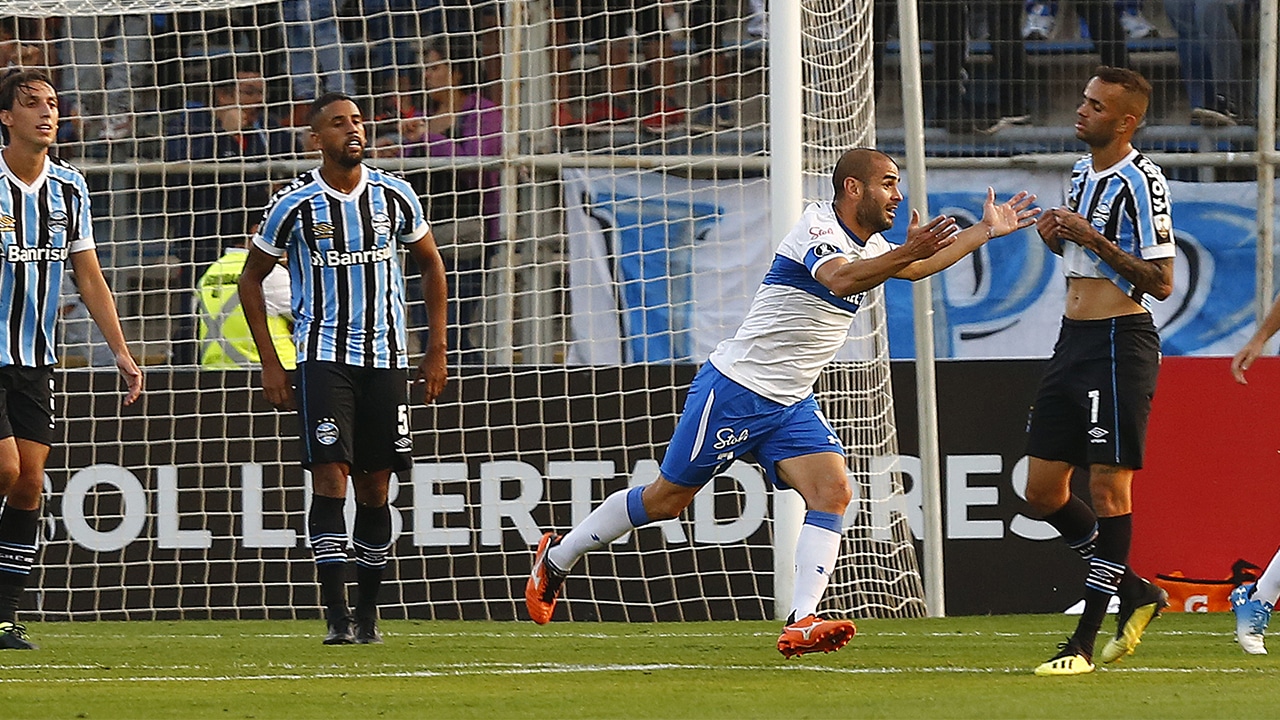 Grêmio tropeçou nos próprios erros diante da Católica e fica em situação delicada na Libertadores
