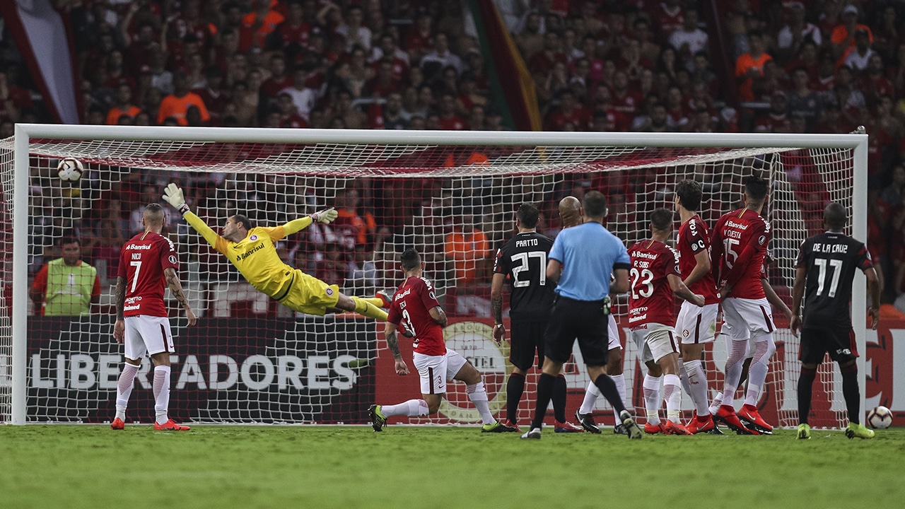 Internacional teve a vit&oacute;ria na m&atilde;o, mas River Plate arrancou empate com gola&ccedil;o de falta