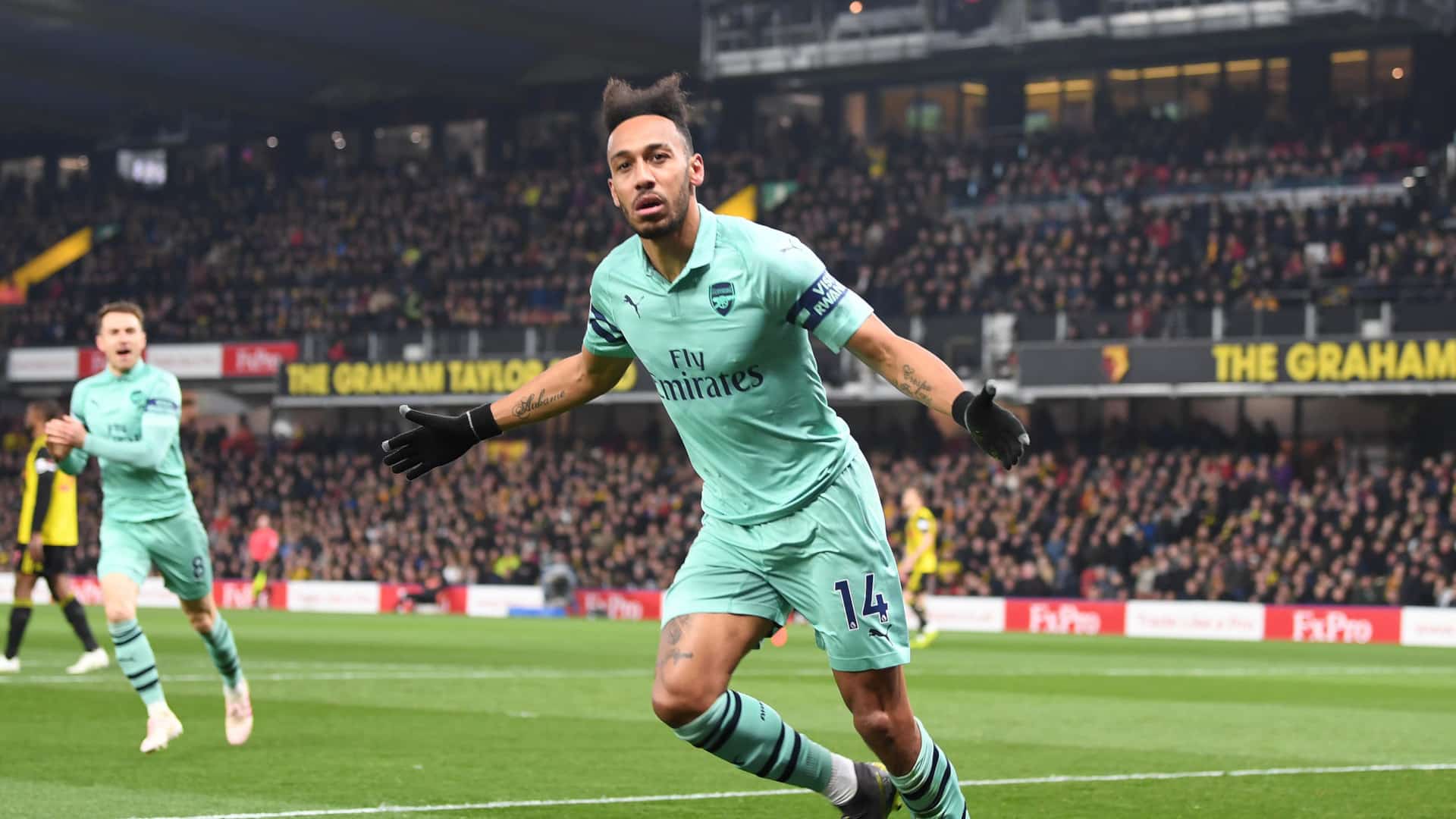 Watford deu gol de presente, teve jogador expulso e ainda assim fez Arsenal sofrer para vencer