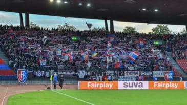 Torcedores do Basel protestam contra preços altos de ingresso vendendo mais barato por conta própria