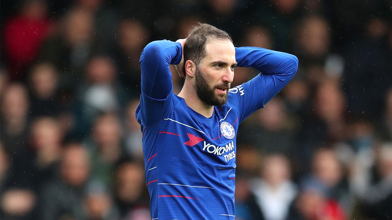 Sarri compara Higua&iacute;n a Su&aacute;rez e defende o jogador: &ldquo;Precisa de tempo&rdquo;