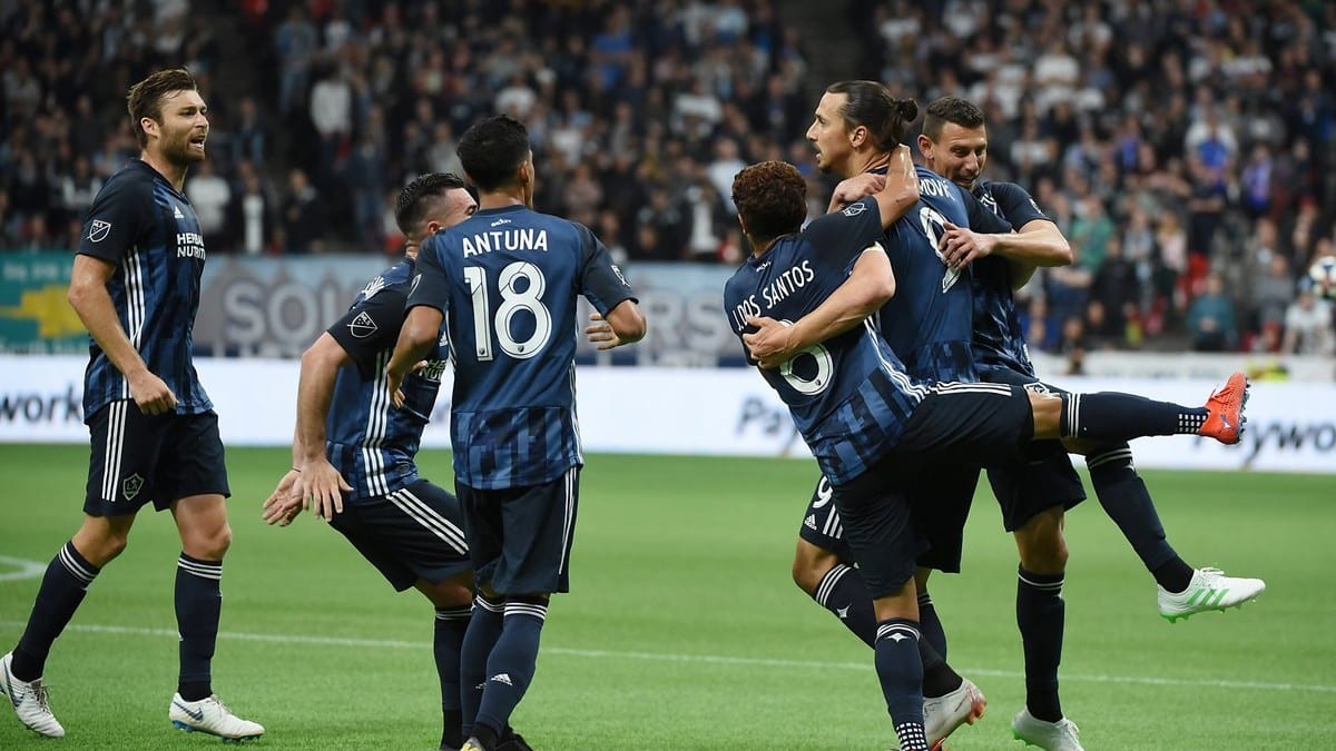 Como um adulto jogando com adolescentes, Ibrahimovic decidiu pelo LA Galaxy contra Vancouver Whitecaps