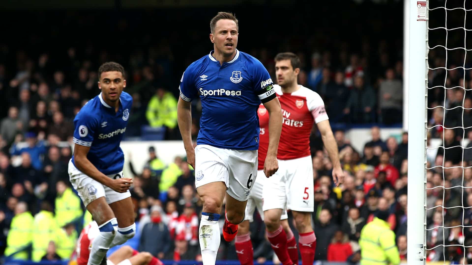 Arsenal esqueceu que para fazer gol &eacute; preciso chutar e Everton venceu merecidamente