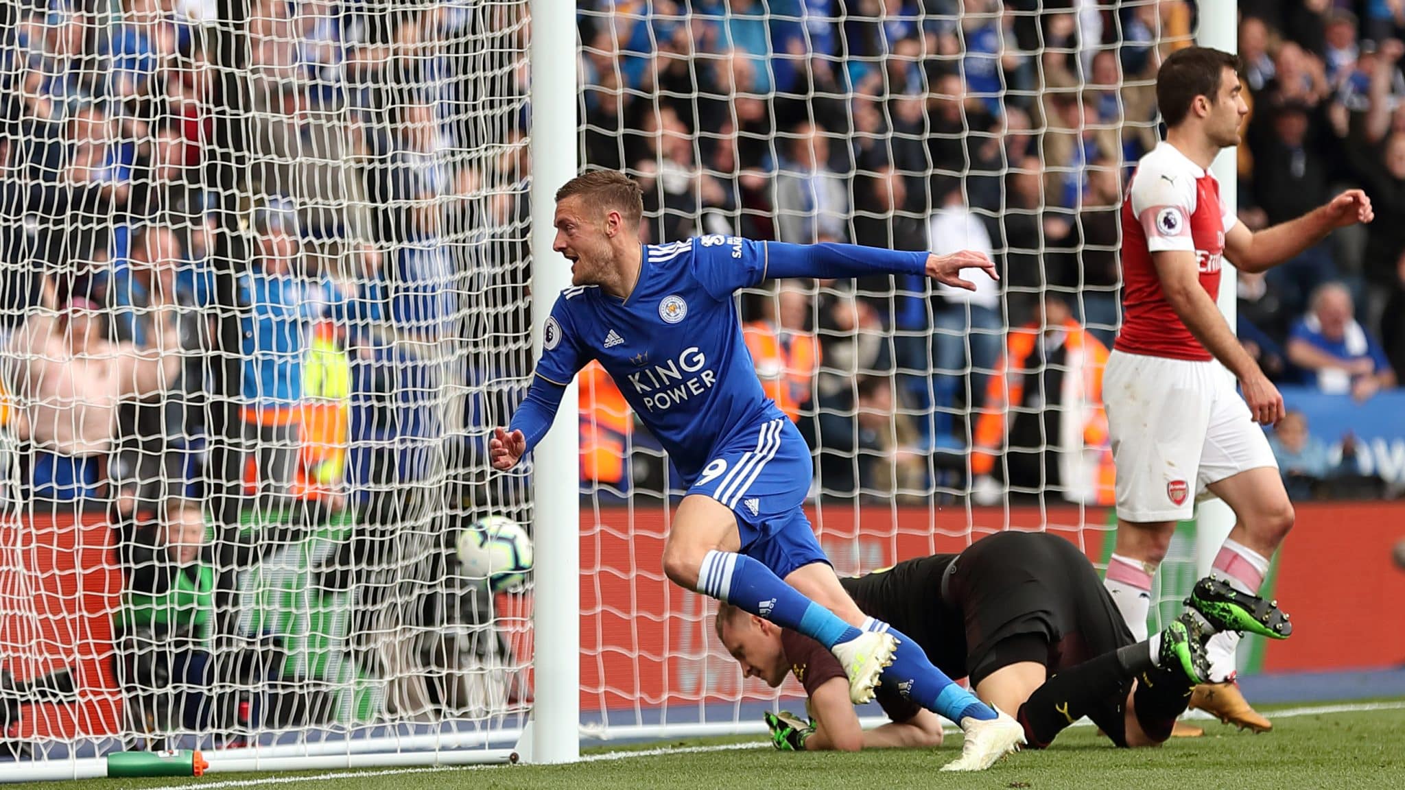 Vardy e o ataque do Leicester impuseram a terceira derrota seguida ao insosso Arsenal
