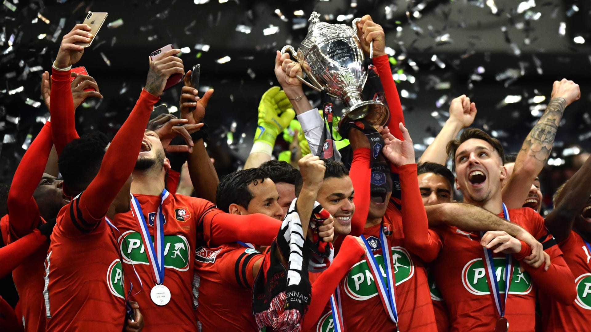 Rennes escreve um &eacute;pico: saiu de um 0-2 para vencer o PSG nos p&ecirc;naltis na Copa da Fran&ccedil;a