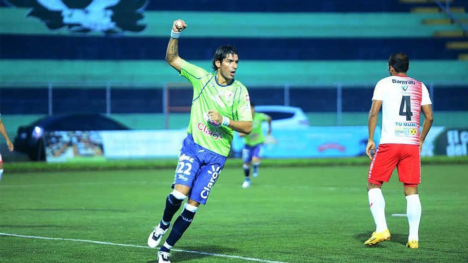Loco Abreu assume como técnico de time salvadorenho, mas sem pendurar as chuteiras