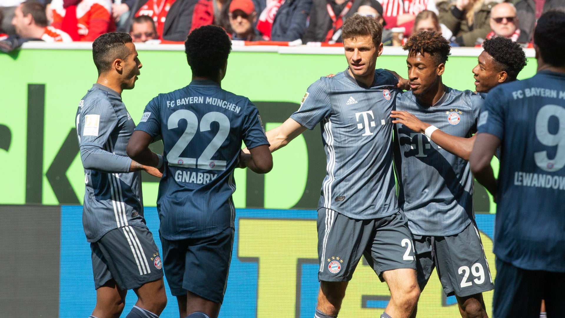 Com M&uuml;ller crescendo, Bayern goleia o D&uuml;sseldorf e volta &agrave; lideran&ccedil;a