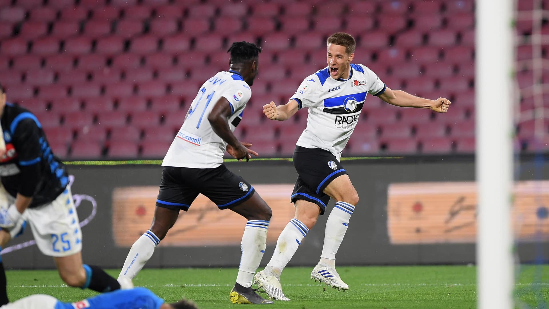 Duv&aacute;n Zapata mostrou por que &eacute; destaque da Serie A ao comandar virada da Atalanta sobre o Napoli