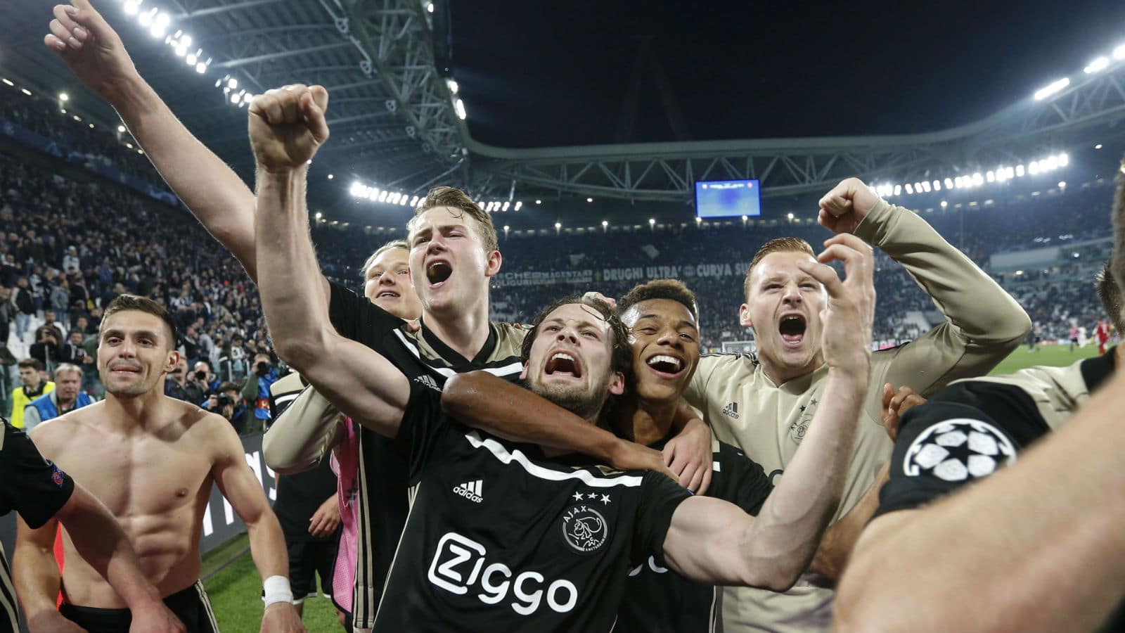 Um Ajax destemido buscou a virada em Turim e reafirmou: seu lugar &eacute; mesmo a hist&oacute;ria