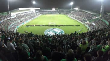 Uma flecha dourada iluminou os céus de Curitiba, num belíssimo tributo a Dirceu Krüger