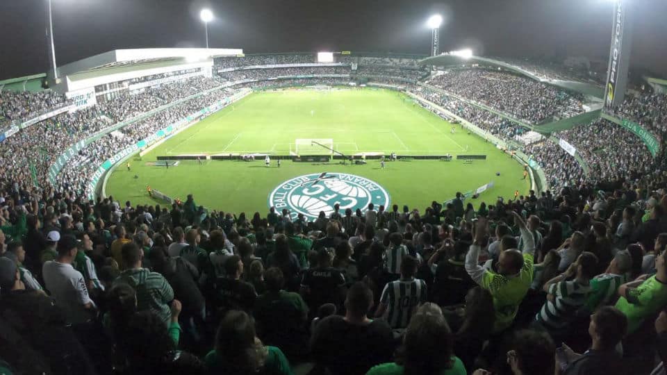 Uma flecha dourada iluminou os c&eacute;us de Curitiba, num bel&iacute;ssimo tributo a Dirceu Kr&uuml;ger