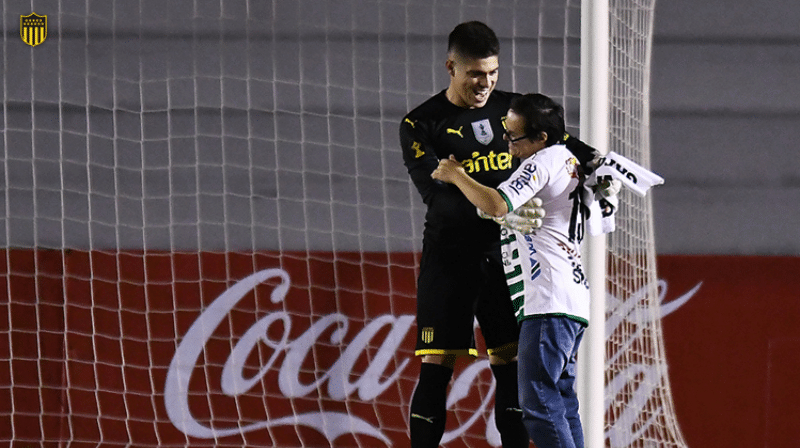 Desafiado a um p&ecirc;nalti ap&oacute;s o jogo, o goleiro do Pe&ntilde;arol fez a alegria deste rapaz com S&iacute;ndrome de Down