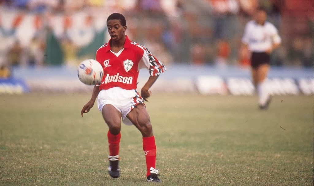 Os 25 anos sem Dener e o turbilh&atilde;o de pensamentos que a sua arte ainda provoca