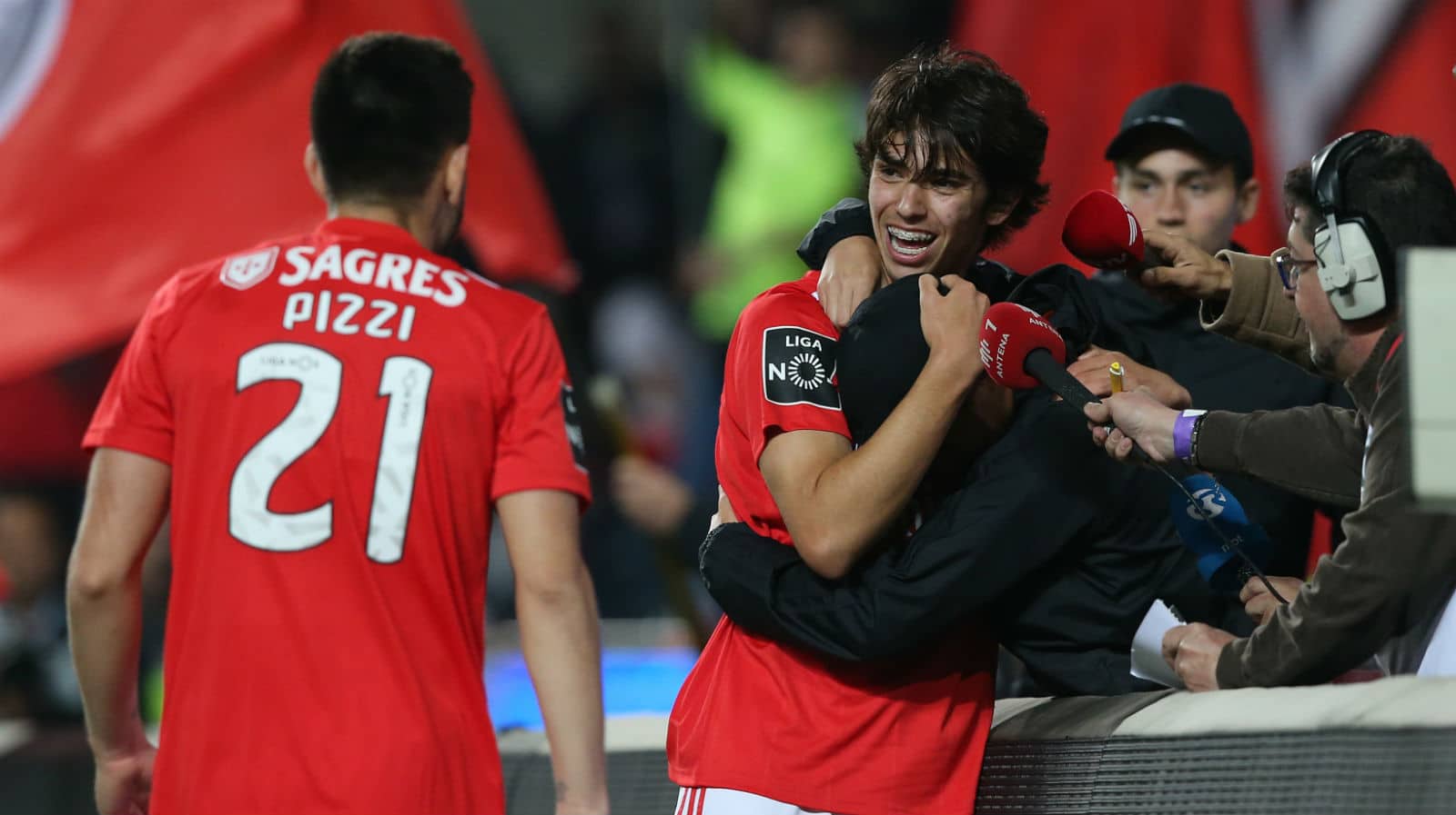 Jo&atilde;o F&eacute;lix viveu outro momento especial: comemorou um gol com seu irm&atilde;o, gandula e tamb&eacute;m promessa do Benfica