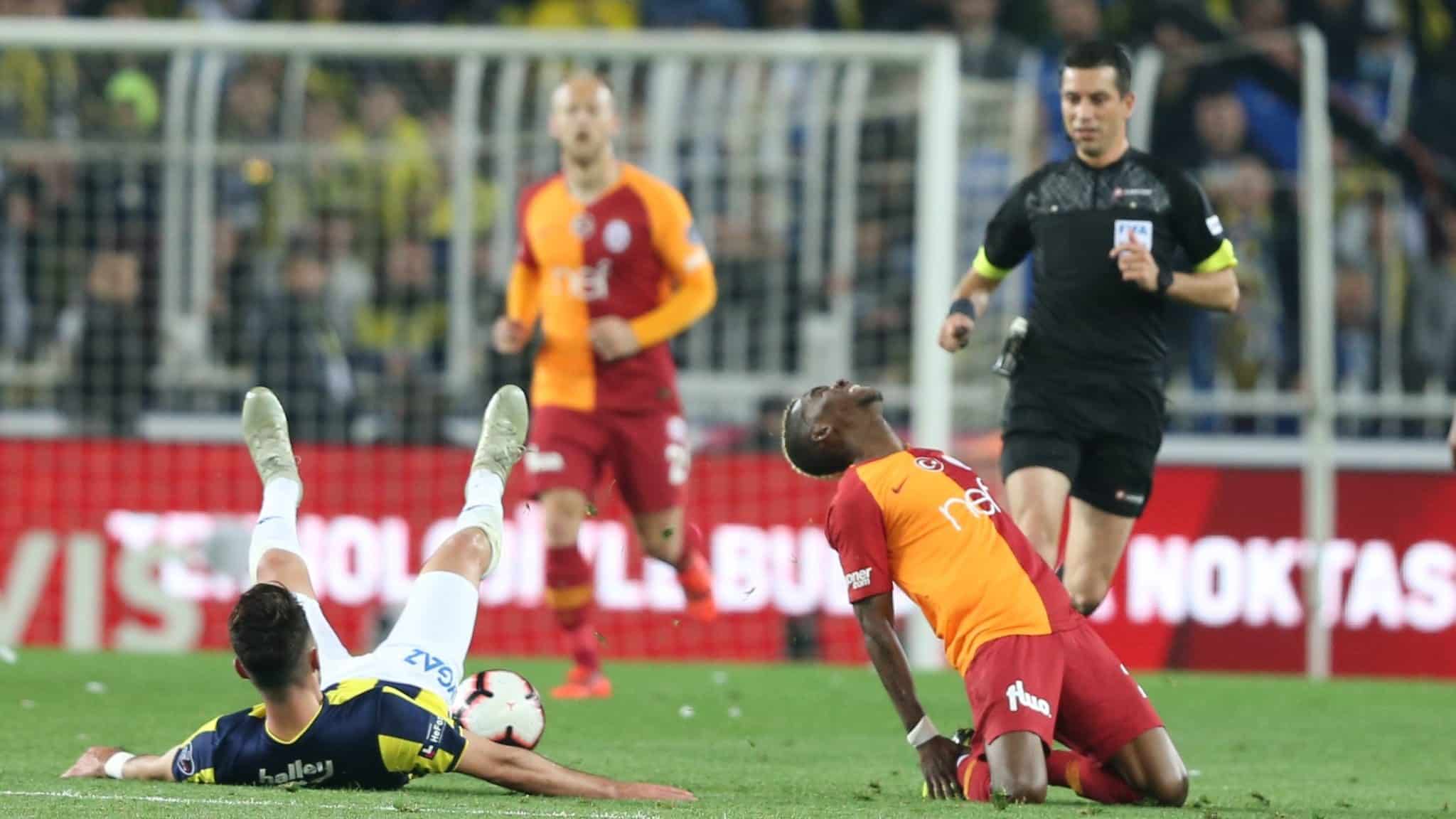 Com um a menos, Fenerbah&ccedil;e conseguiu buscar o empate e atrapalhar o Galatasaray