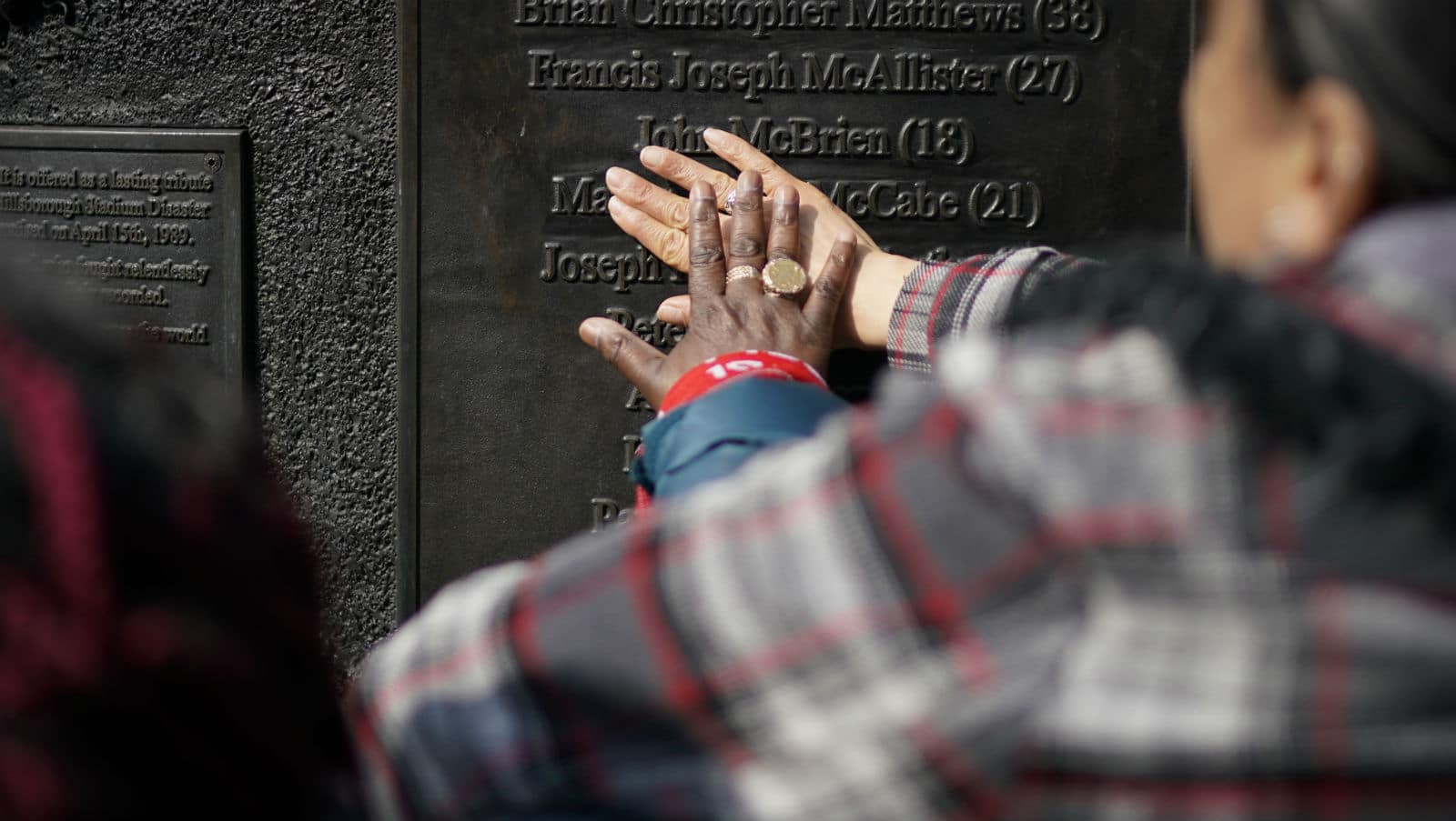 Nos 30 anos da trag&eacute;dia de Hillsborough, o sil&ecirc;ncio e o luto renderam emocionantes tributos em Liverpool