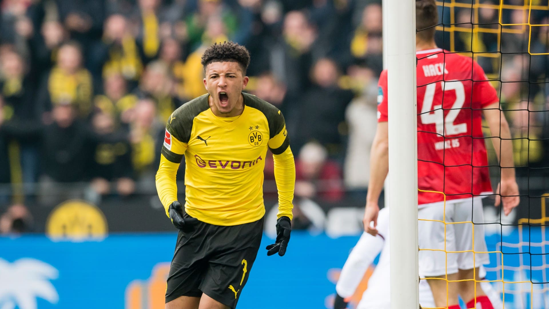 Sancho completa duplo-duplo na temporada com dois gols contra o Mainz