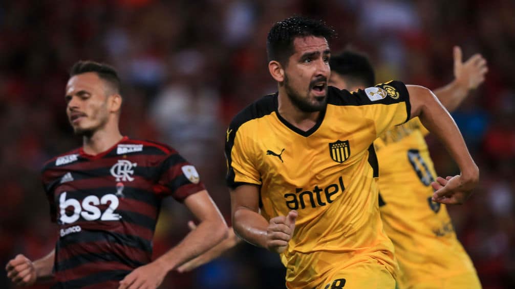 Flamengo joga pouco, esbarra na defesa do Pe&ntilde;arol e, no fim, leva o gol da derrota