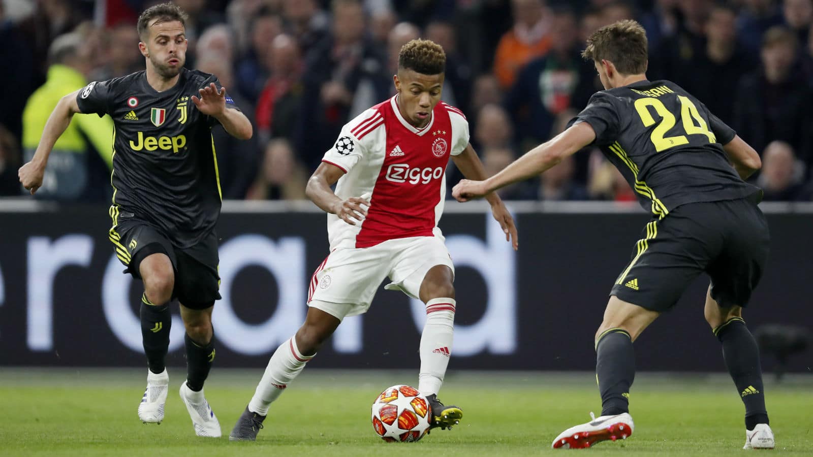 Amsterd&atilde; brindou a Champions com outro joga&ccedil;o, entre o &iacute;mpeto do Ajax e a impetuosidade de Ronaldo